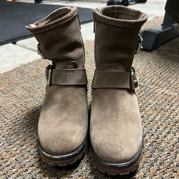 Suede fall boots. Above ankle. Great condition. No flaws.Buckles and zippered - Picture 9 of 9